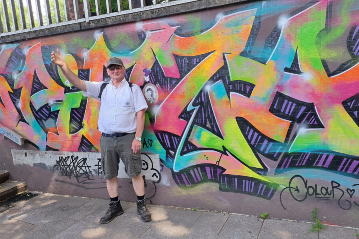 Buitenhof Reizen - Elzas - begeleide vakanties voor mensen met een beperking - Reiziger voor een graffiti muur