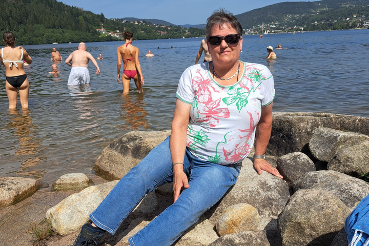 Buitenhof Reizen - Actieve vakantie bij de Atlantische Kust - begeleide vakanties voor mensen met een beperking - Reiziger op stenen