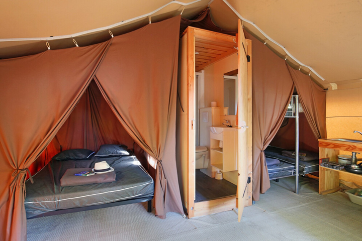 Buitenhof Reizen - Actieve vakantie bij de Atlantische Kust - begeleide vakanties voor mensen met een beperking - Huttopia Lac de Carcans Toile & Bois tent binnenkant