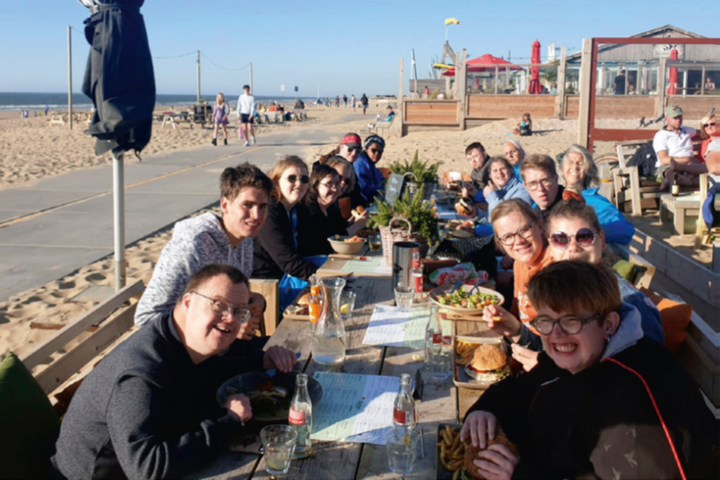 Buitenhof Reizen - Belgische kust - begeleide vakanties voor mensen met een beperking - Groepsfoto bij het strand