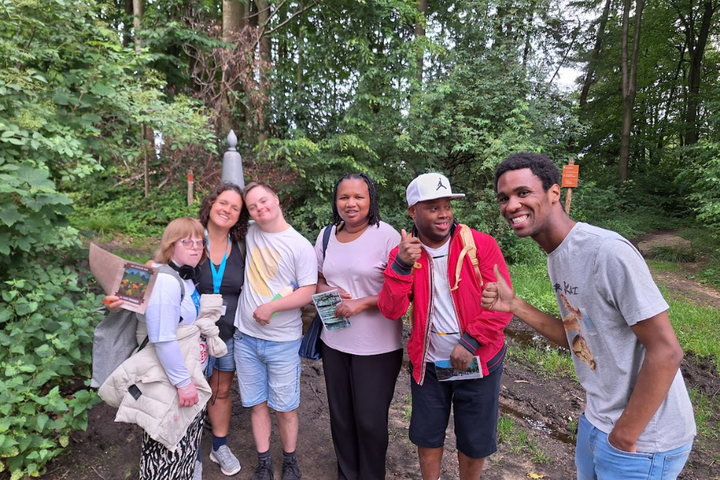 Buitenhof Reizen - Valkenburg - begeleide vakanties voor mensen met een beperking - Reizigers in het bos 