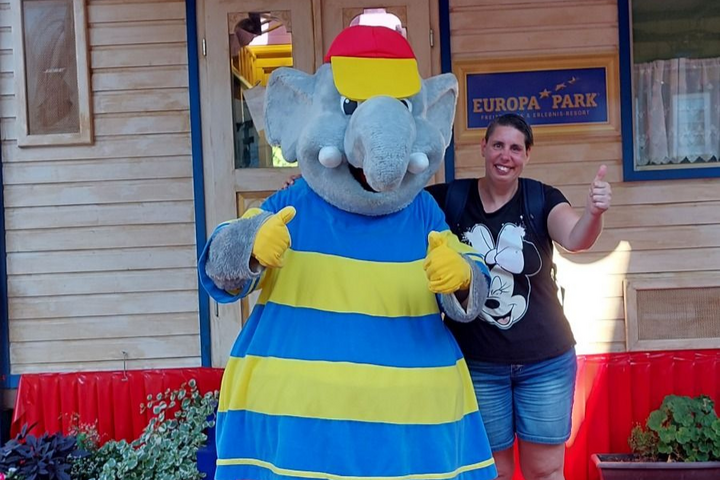 Buitenhof Reizen - Europa-Park- begeleide vakanties voor mensen met een beperking - Reiziger met mascotte 