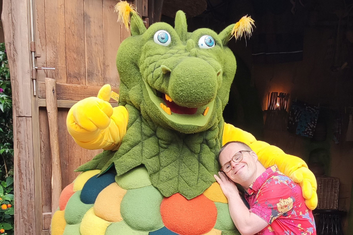 Buitenhof Reizen - Moviepark & Phantasialand - begeleide vakanties voor mensen met een beperking - Reiziger met mascotte 