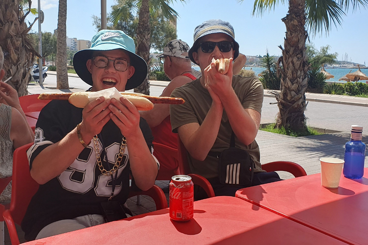 Buitenhof Reizen - Mallorca - begeleide vakanties voor mensen met een beperking - Reizigers met een broodje worst