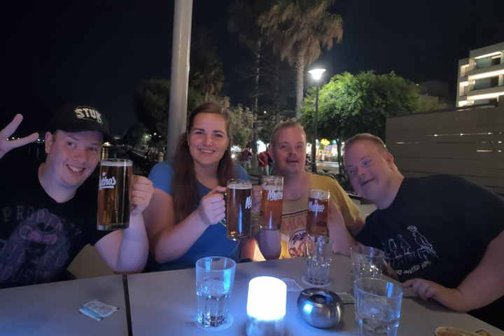 Buitenhof Reizen - Kos - begeleide vakanties voor mensen met een beperking - Reizigers proosten