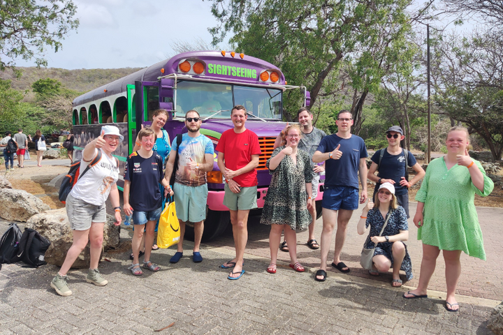 Buitenhof Reizen - Curacao - begeleide vakanties voor mensen met een beperking - Groepsfoto voor sightseeing bus