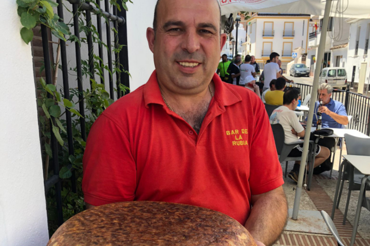 Buitenhof Reizen - Torremolinos - begeleide vakanties voor mensen met een beperking - Ober met eten