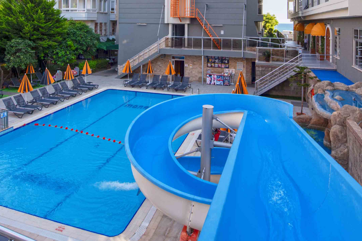 Buitenhof Reizen - Alanya - begeleide vakanties voor mensen met een beperking - Hotel Monart City zwembad