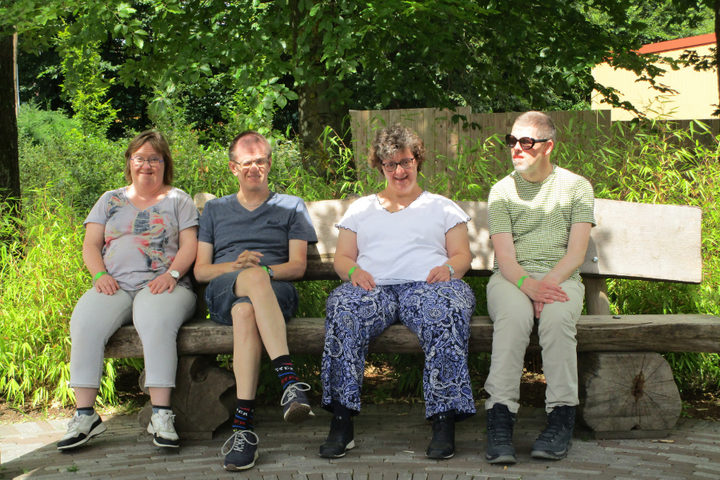 Buitenhof Reizen - Eifel - begeleide vakanties voor mensen met een beperking - Reizigers op bankje