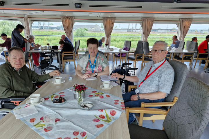 Buitenhof Reizen - Buitenhof Zomercruise - begeleide vakanties voor mensen met een beperking - Reizigers met kopje koffie