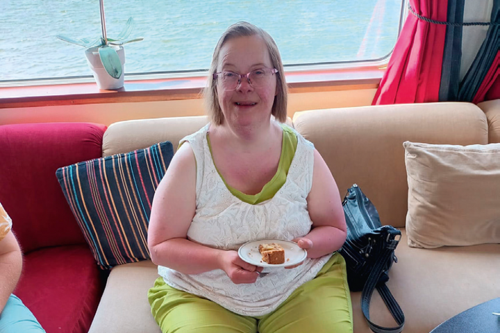 Buitenhof Reizen - Horizon Riviercruise - begeleide vakanties voor mensen met een beperking - Reiziger met stukje taart
