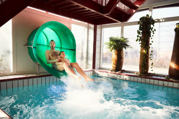 Buitenhof Reizen - Emmen - begeleide vakanties voor mensen met een beperking - Center Parcs Parc Sandur zwembad