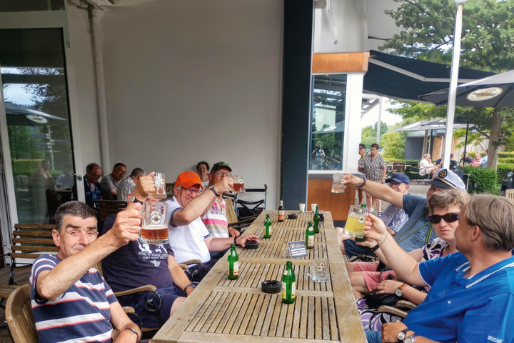 Buitenhof Reizen - Winterberg - begeleide vakanties voor mensen met een beperking - Reizigers proosten