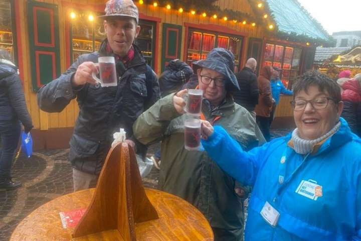 Buitenhof Reizen - Kerstcruise - begeleide vakanties voor mensen met een beperking - Reizigers proosten