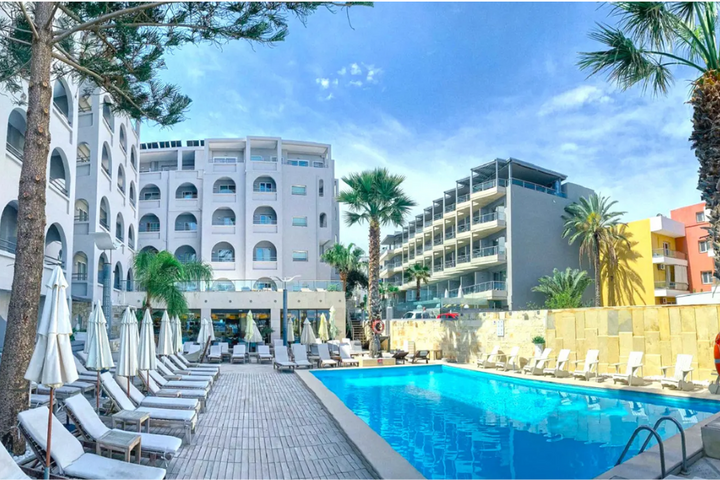 Buitenhof Reizen - Kreta - begeleide vakanties voor mensen met een beperking - Glaros Beach Hotel zwembad