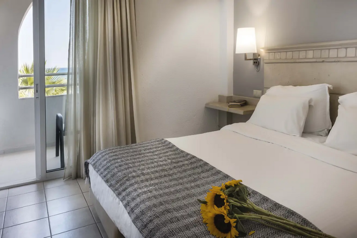 Buitenhof Reizen - Kreta - begeleide vakanties voor mensen met een beperking - Glaros Beach Hotel slaapkamer voorbeeld