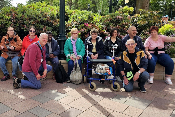 Buitenhof Reizen - Disneyland - begeleide vakanties voor mensen met een beperking - groepsfoto op muurtje