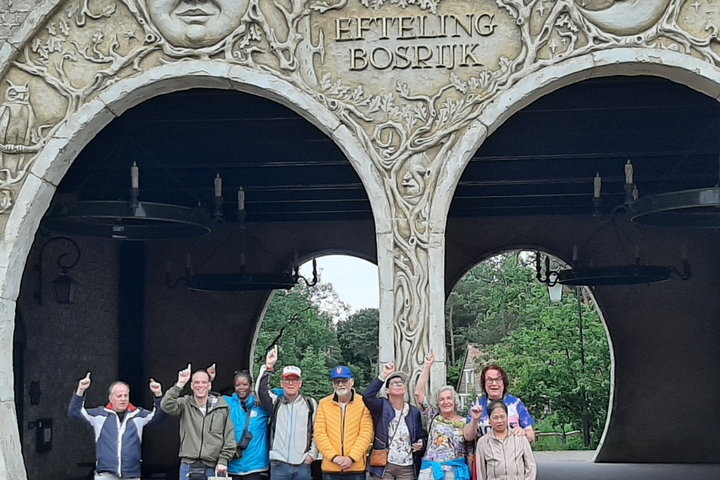 Buitenhof Reizen - Efteling Bosrijk - begeleide vakanties voor mensen met een beperking - groepsfoto onder toegangspoort