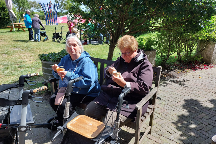 Buitenhof Reizen - Texel - begeleide vakanties voor mensen met een beperking - ijsje eten in het zonnetje