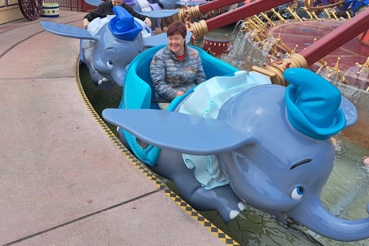 Buitenhof Reizen - Disneyland - begeleide vakanties voor mensen met een beperking - Reiziger in Dumbo attractie