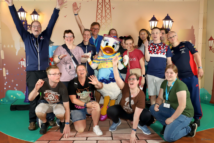 Buitenhof Reizen - Disneyland - begeleide vakanties voor mensen met een beperking - Groepsfoto met Minnie Mouse