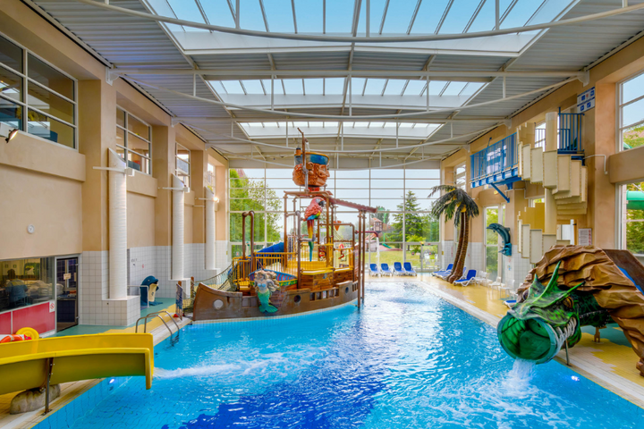 Buitenhof Reizen - Disneyland Grote Bus - begeleide vakanties voor mensen met een beperking - Explorers Hotel zwembad