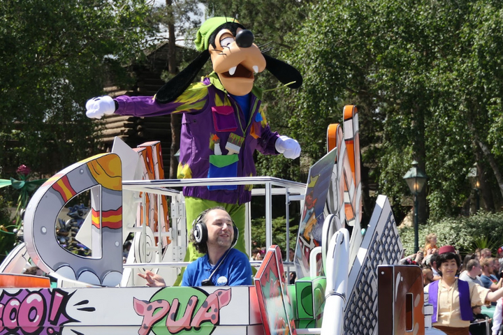 Buitenhof Reizen - Disneyland Grote Bus - begeleide vakanties voor mensen met een beperking - Parade met Goofy