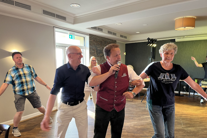 Buitenhof Reizen - Ainring in Beieren - begeleide vakanties voor mensen met een beperking - Dansen met artiest