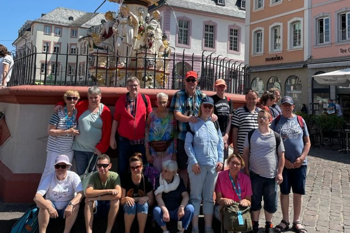Buitenhof Reizen - Ainring in Beieren - begeleide vakanties voor mensen met een beperking - Groepsfoto voor fontein