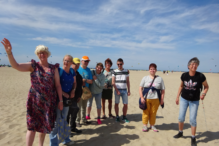 Buitenhof Reizen - Zomers Zeeland - begeleide vakanties voor mensen met een beperking - Reizigers op het strand