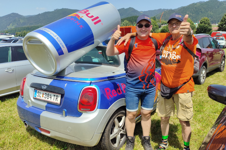 Buitenhof Reizen - Grand Prix Oostenrijk - begeleide vakanties voor mensen met een beperking - Reizigers bij Red Bull auto