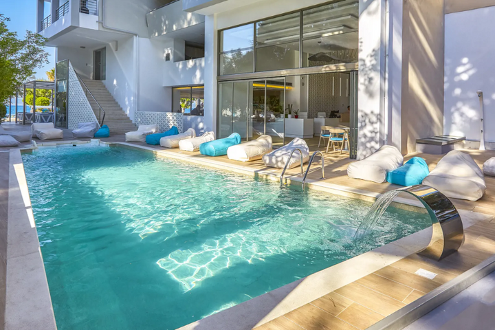 Buitenhof Reizen - Kos - begeleide vakanties voor mensen met een beperking - Triton Hotel zwembad