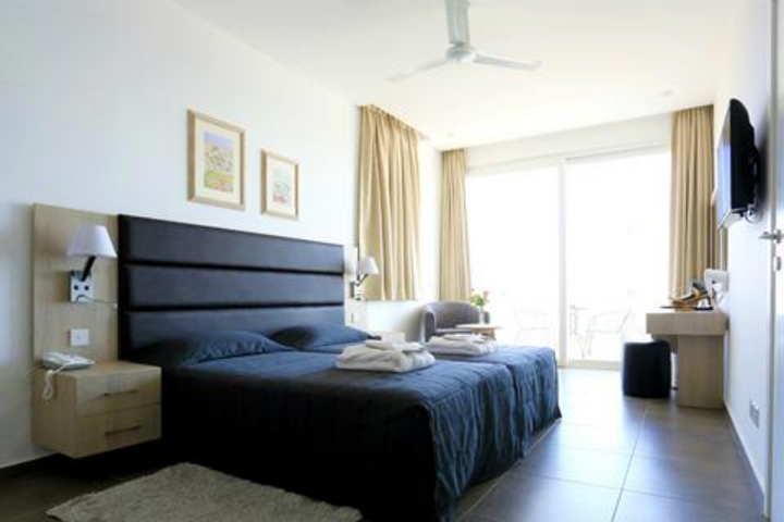 Buitenhof Reizen - Cyprus - begeleide vakanties voor mensen met een beperking - Dionysos Central Hotel slaapkamer voorbeeld