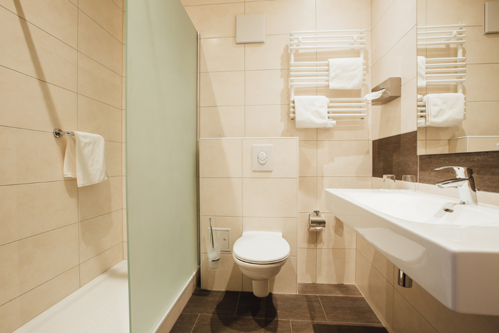 Buitenhof Reizen - Moviepark & Phantasialand - begeleide vakanties voor mensen met een beperking - HK Hotel Düsseldorf City badkamer voorbeeld