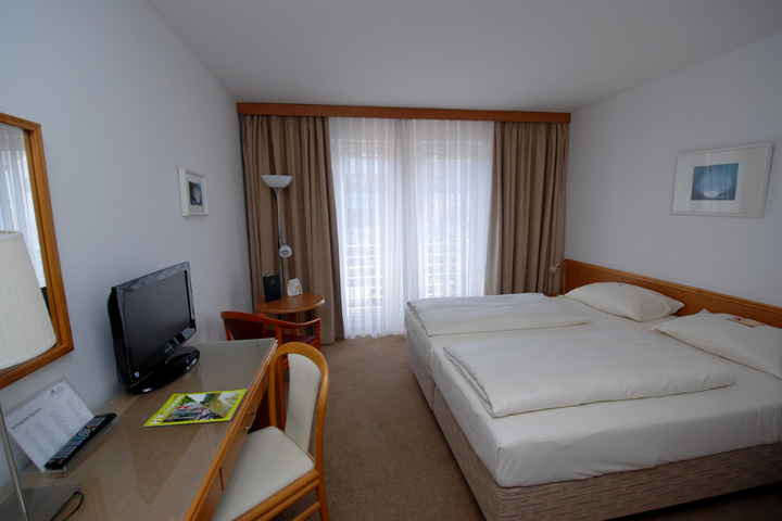 Buitenhof Reizen - Moviepark & Phantasialand - begeleide vakanties voor mensen met een beperking - HK Hotel Dusseldorf City slaapkamer voorbeeld