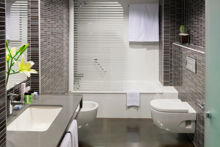 Buitenhof Reizen - Lanzarote - begeleide vakanties voor mensen met een beperking - H10 Lanzarote Princess badkamer voorbeeld