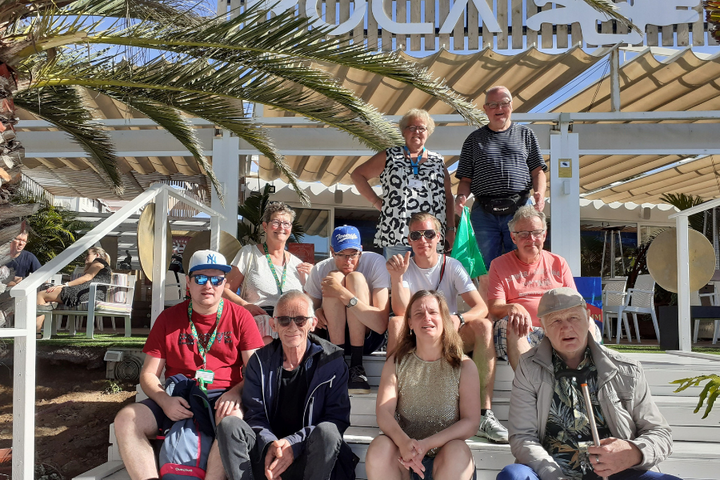 Buitenhof Reizen - Lanzarote - begeleide vakanties voor mensen met een beperking - Groepsfoto bij restaurant