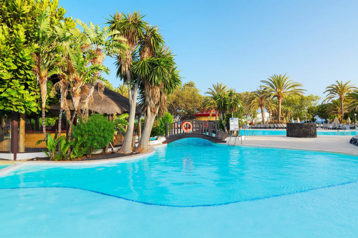 Buitenhof Reizen - Lanzarote - begeleide vakanties voor mensen met een beperking - H10 Lanzarote Princess zwembad