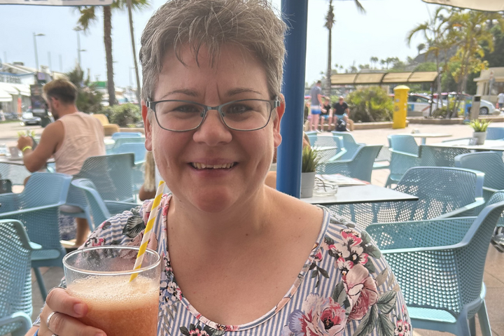 Buitenhof Reizen - Gran Canaria - begeleide vakanties voor mensen met een beperking - Reiziger met drankje