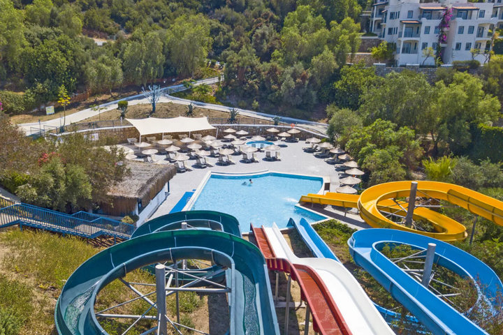 Buitenhof Reizen - Bodrum - begeleide vakanties voor mensen met een beperking - Holiday Resort zwembad met glijbanen