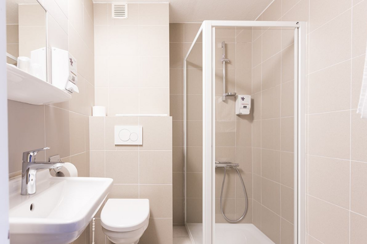 Buitenhof Reizen - Valkenburg - begeleide vakanties voor mensen met een beperking - Hotel Schaepkens van St. Fijt badkamer voorbeeld
