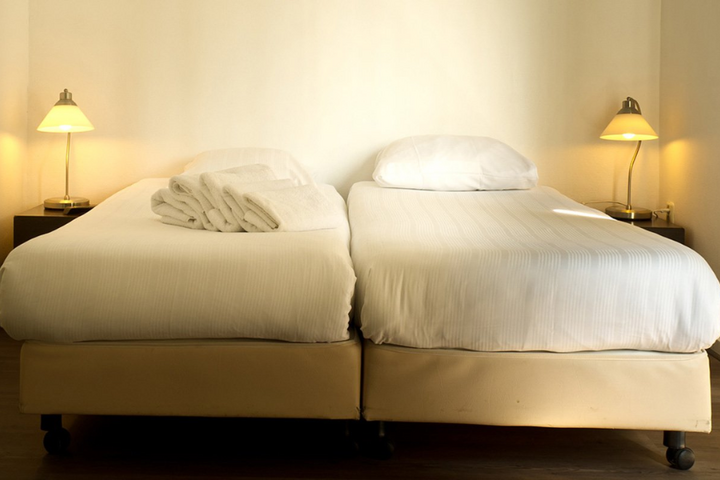 Buitenhof Reizen - GP Spa - begeleide vakanties voor mensen met een beperking - Hotel Les Jumeux slaapkamer voorbeeld