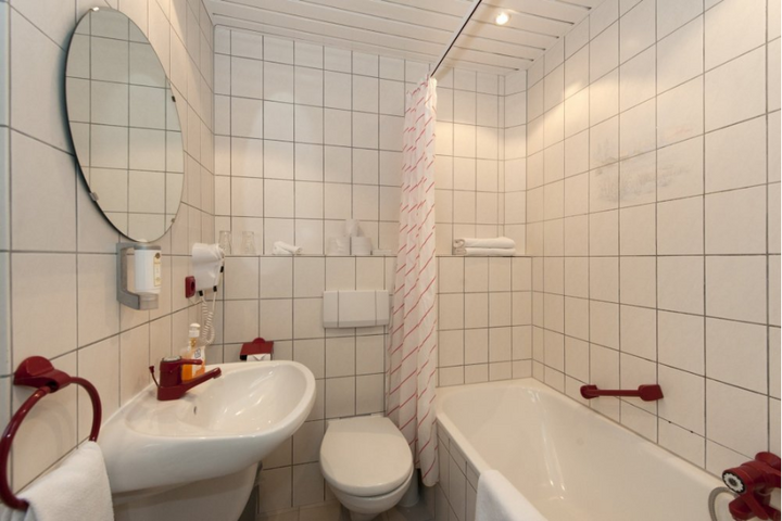 Buitenhof Reizen - Vianden - begeleide vakanties voor mensen met een beperking - Hotel Belle Vue badkamer voorbeeld