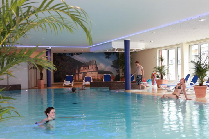 Buitenhof Reizen - Vianden - begeleide vakanties voor mensen met een beperking - Hotel Belle Vue zwembad
