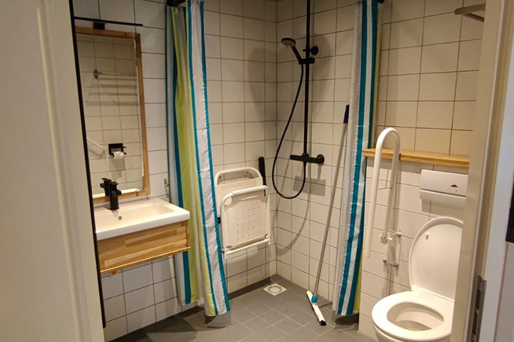 Buitenhof Reizen - Elsloo - begeleide vakanties voor mensen met een beperking - B&B Hotel De Vrije Vogel badkamer