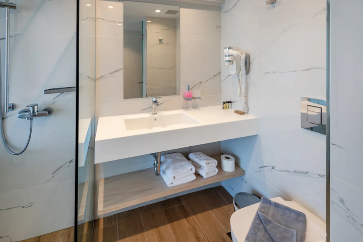 Buitenhof Reizen - Kos - begeleide vakanties voor mensen met een beperking - Hotel Triton badkamer voorbeeld