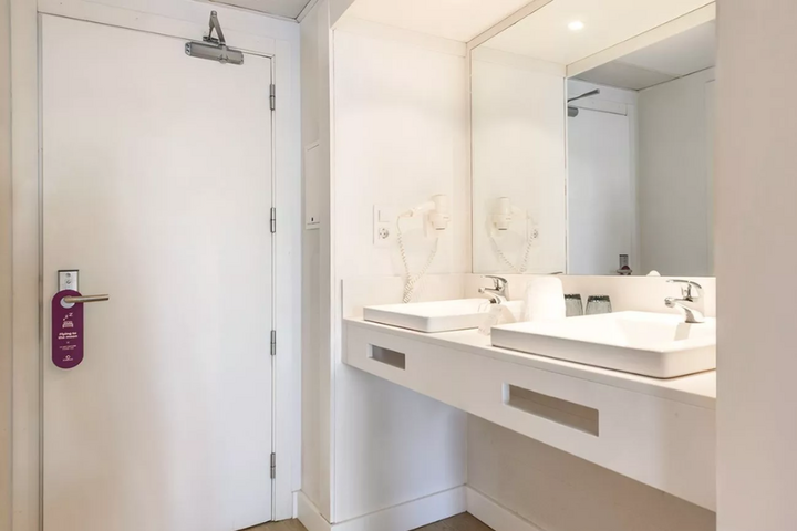 Buitenhof Reizen - Mallorca - begeleide vakanties voor mensen met een beperking - Fergus Club Palmanova Park badkamer voorbeeld