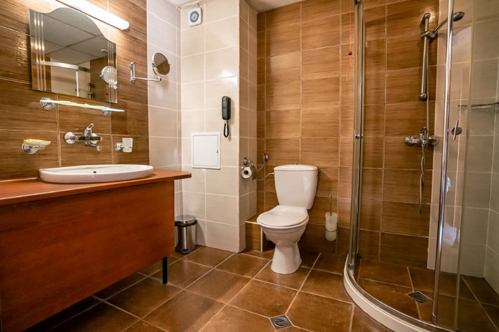 Buitenhof Reizen - Sunny Beach - begeleide vakanties voor mensen met een beperking - Izola Paradise Hotel badkamer