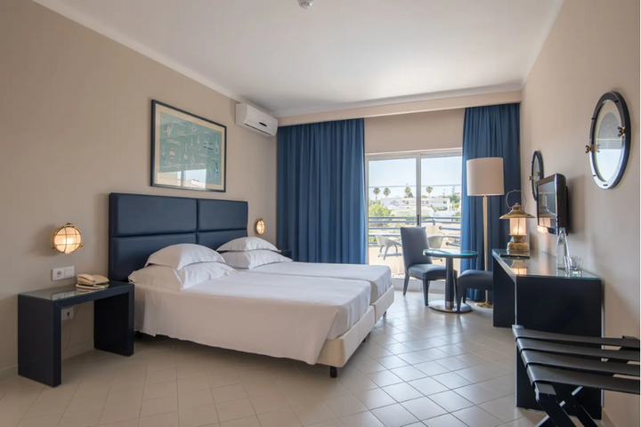 Buitenhof Reizen - Albufeira - begeleide vakanties voor mensen met een beperking - Vila Gale Nautico slaapkamer voorbeeld