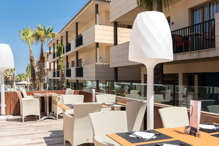Buitenhof Reizen - Ibiza - begeleide vakanties voor mensen met een beperking - Hotel Occidental terras